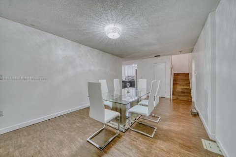 House in Miami, Florida 3 bedrooms, 193.52 sq.m. № 1801164 - photo 14