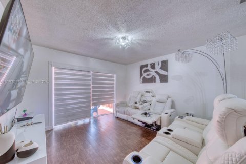 House in Miami, Florida 3 bedrooms, 193.52 sq.m. № 1801164 - photo 7