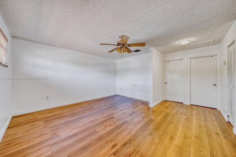 House in Miami, Florida 3 bedrooms, 193.52 sq.m. № 1801164 - photo 12