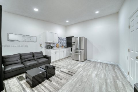 House in Miami, Florida 3 bedrooms, 193.52 sq.m. № 1801164 - photo 30