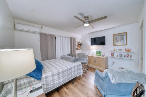 House in Miami, Florida 3 bedrooms, 193.52 sq.m. № 1801164 - photo 22