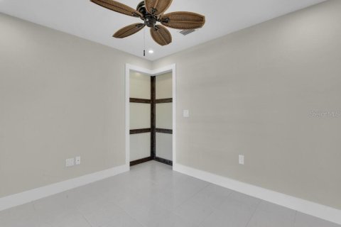House in Naples, Florida 3 bedrooms, 241.64 sq.m. № 2210823 - photo 16