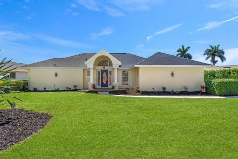 House in Naples, Florida 3 bedrooms, 241.64 sq.m. № 2210823