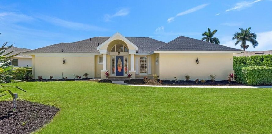 House in Naples, Florida 3 bedrooms, 241.64 sq.m. № 2210823
