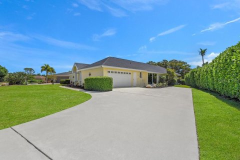 House in Naples, Florida 3 bedrooms, 241.64 sq.m. № 2210823 - photo 2