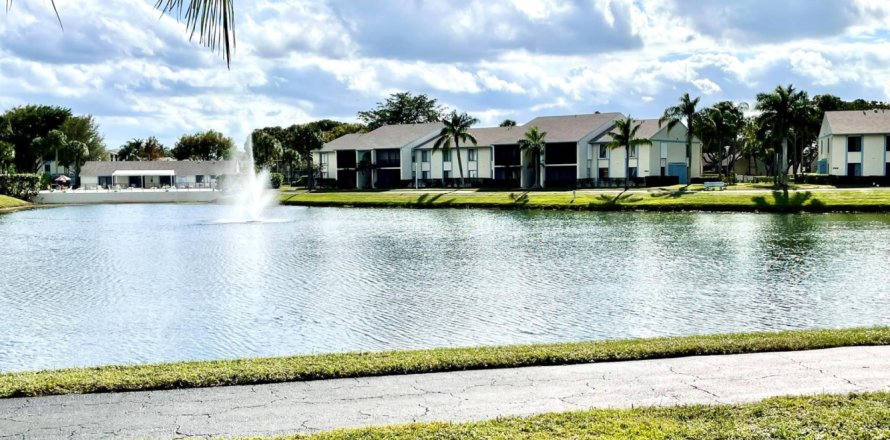 Condominio en West Palm Beach, Florida, 2 dormitorios  № 932315