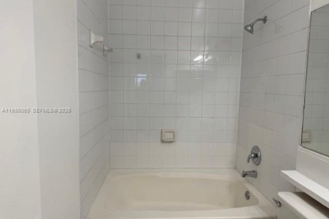 Copropriété à vendre à Miramar, Floride: 2 chambres, 91.32 m2 № 2048064 - photo 13