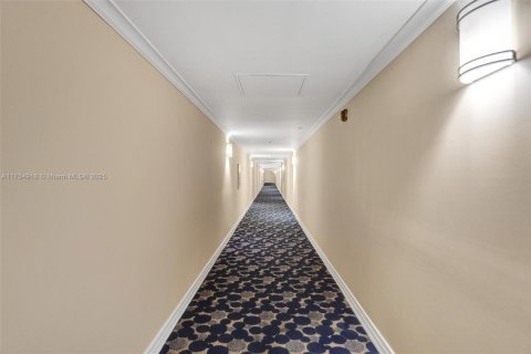 Condo in Miami Beach, Florida, 2 bedrooms  № 1764628 - photo 28