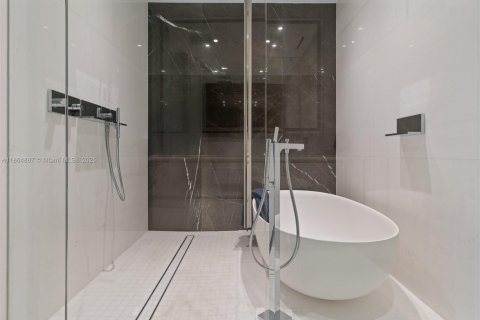 Condo in Miami, Florida, 2 bedrooms № 1920647 - photo 25