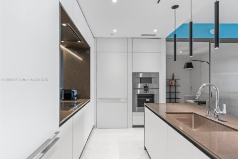 Condo in Miami, Florida, 2 bedrooms № 1920647 - photo 8