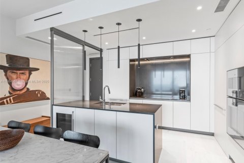 Condo in Miami, Florida, 2 bedrooms № 1920647 - photo 11