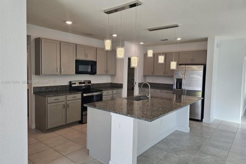Villa ou maison à vendre à St. Lucie, Floride: 5 chambres, 240.25 m2 № 2086571 - photo 4