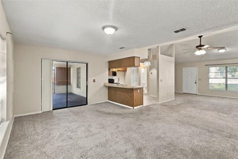 Villa ou maison à vendre à Deltona, Floride: 3 chambres, 131.92 m2 № 2389336 - photo 10