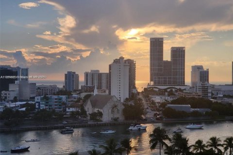 Condo in Miami Beach, Florida, 2 bedrooms  № 1892411 - photo 5