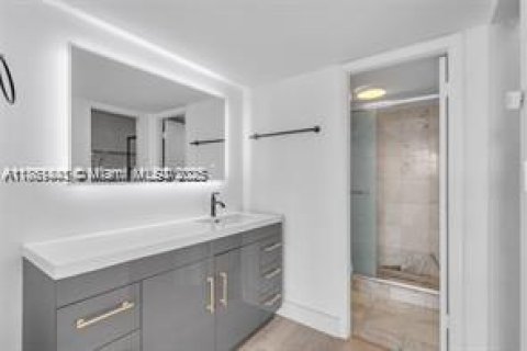 Condo in Miami Beach, Florida, 2 bedrooms  № 1892411 - photo 13