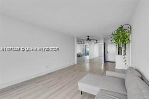 Condo in Miami Beach, Florida, 2 bedrooms  № 1892411 - photo 10