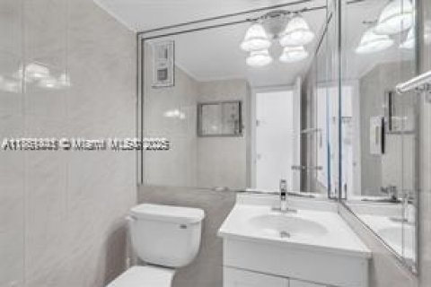 Condo in Miami Beach, Florida, 2 bedrooms  № 1892411 - photo 9