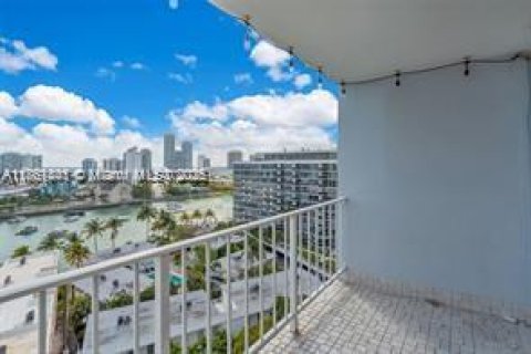 Condo in Miami Beach, Florida, 2 bedrooms  № 1892411 - photo 14