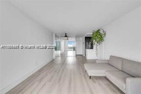 Condo in Miami Beach, Florida, 2 bedrooms  № 1892411 - photo 4