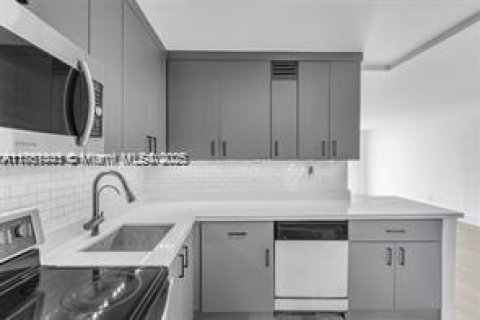 Condo in Miami Beach, Florida, 2 bedrooms  № 1892411 - photo 2