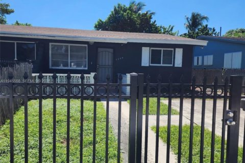 Снять в аренду виллу или дом в Майами, Флорида 1 спальня, 212.84м2, № 2002519 - фото 9