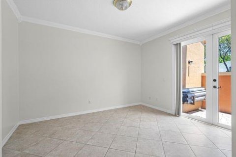 Снять в аренду таунхаус в Форт-Лодердейл, Флорида 3 спальни, 134.71м2, № 1038150 - фото 1