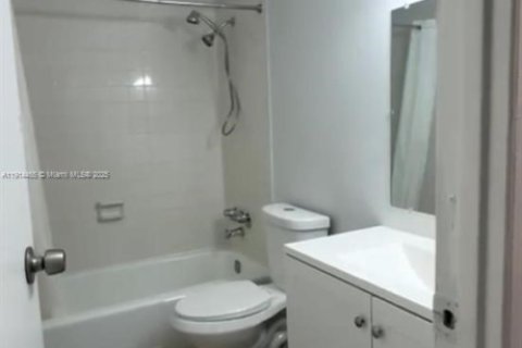 Condo in Hialeah, Florida, 2 bedrooms  № 1973857 - photo 4