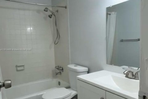 Condo in Hialeah, Florida, 2 bedrooms  № 1973857 - photo 12