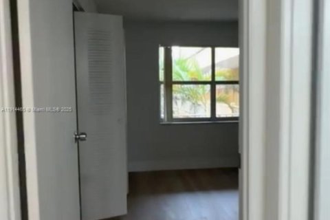 Condo in Hialeah, Florida, 2 bedrooms  № 1973857 - photo 10