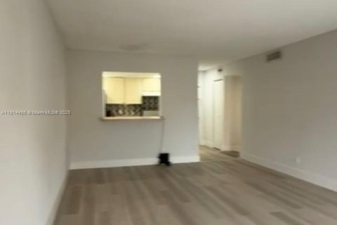 Condo in Hialeah, Florida, 2 bedrooms  № 1973857 - photo 11