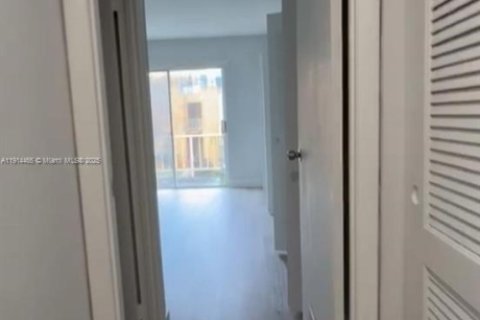 Condo in Hialeah, Florida, 2 bedrooms  № 1973857 - photo 13