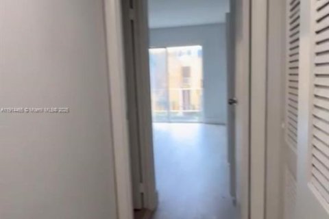 Condo in Hialeah, Florida, 2 bedrooms  № 1973857 - photo 5