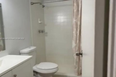 Condo in Hialeah, Florida, 2 bedrooms  № 1973857 - photo 6