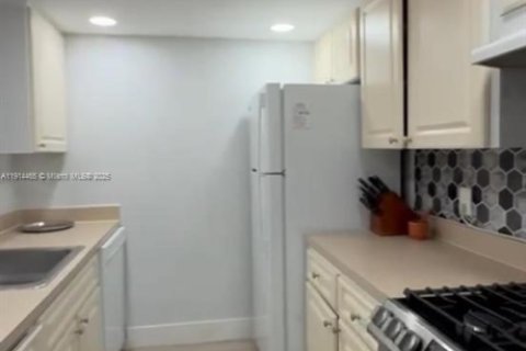 Condo in Hialeah, Florida, 2 bedrooms  № 1973857 - photo 2