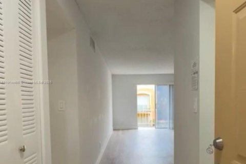 Condo in Hialeah, Florida, 2 bedrooms  № 1973857 - photo 8