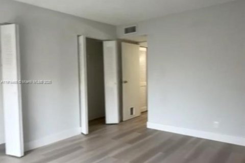 Condo in Hialeah, Florida, 2 bedrooms  № 1973857 - photo 3