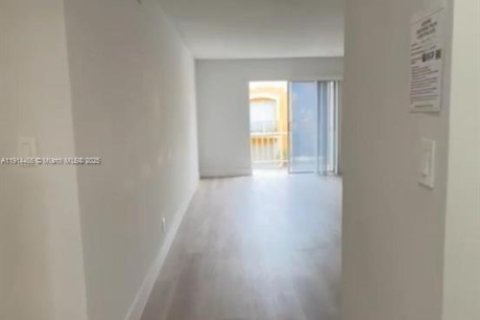 Condo in Hialeah, Florida, 2 bedrooms  № 1973857 - photo 9