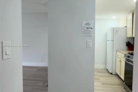 Condo in Hialeah, Florida, 2 bedrooms  № 1973857 - photo 1