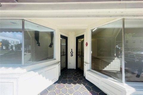 Commercial property in Kissimmee, Florida 329.8 sq.m. № 2213377