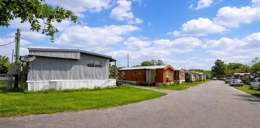 Propiedad comercial en Oakland, Florida 41 dormitorio, 1581.29 m2 № 2127933