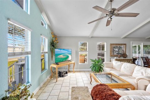 House in Bokeelia, Florida 4 bedrooms, 114.46 sq.m. № 1570168 - photo 5