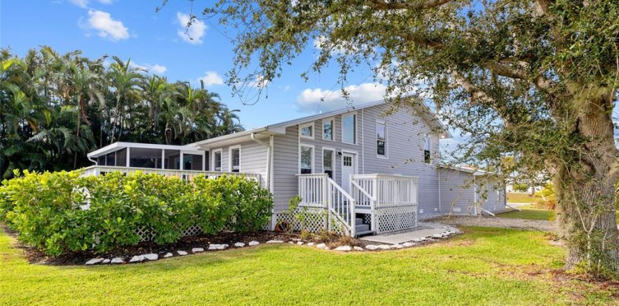 House in Bokeelia, Florida 4 bedrooms, 114.46 sq.m. № 1570168