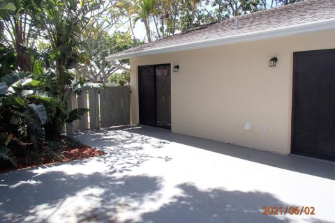 Propiedad comercial en alquiler en Hypoluxo, Florida, 2 dormitorios, 115.48 m2 № 1172980 - foto 1