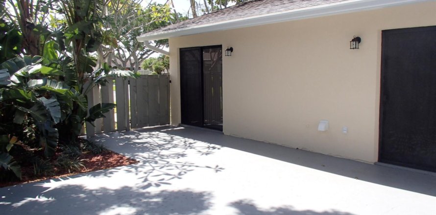 Propiedad comercial en Hypoluxo, Florida 2 dormitorios, 115.48 m2 № 1172980