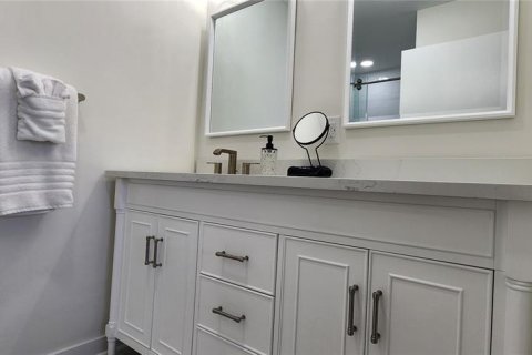 Condo in Tierra Verde, Florida, 2 bedrooms  № 918829 - photo 17