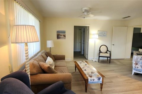 Condo in Tierra Verde, Florida, 2 bedrooms  № 918829 - photo 9