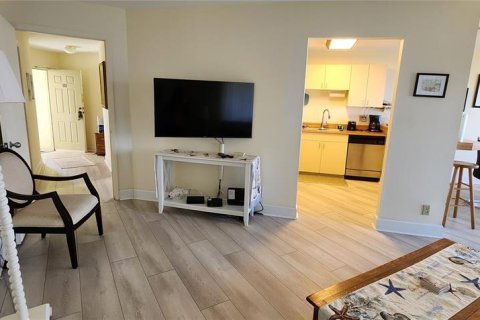 Condo in Tierra Verde, Florida, 2 bedrooms  № 918829 - photo 10