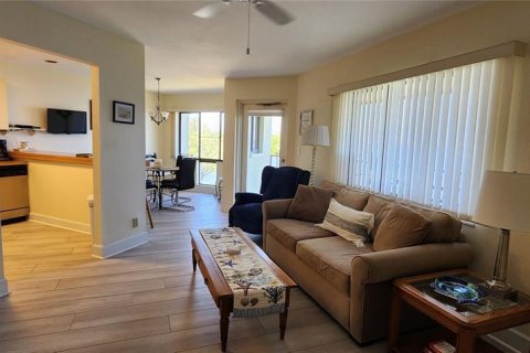 Condo in Tierra Verde, Florida, 2 bedrooms  № 918829 - photo 8