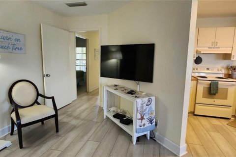 Condo in Tierra Verde, Florida, 2 bedrooms  № 918829 - photo 11