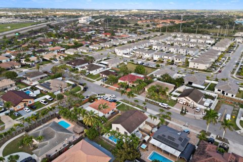 Купить виллу или дом в Хомстед, Флорида 4 спальни, 148.46м2, № 2032894 - фото 9